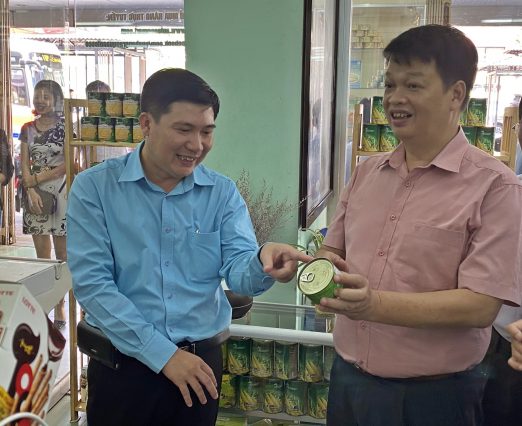 Thứ trưởng Bộ Nông Nghiệp và PTNT ông Trần Thanh Nam đến tham quan Cửa hàng Rau quả Thực phẩm An Giang