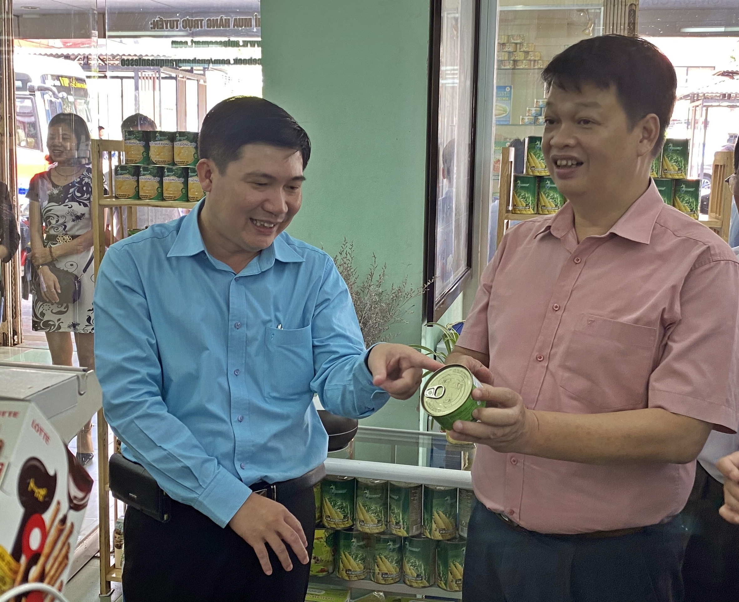 Thứ trưởng Bộ Nông Nghiệp và PTNT ông Trần Thanh Nam đến tham quan Cửa hàng Rau quả Thực phẩm An Giang
